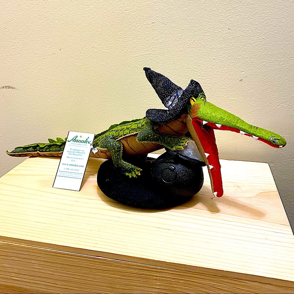 Annalee HocusPocus Alligator Witch.